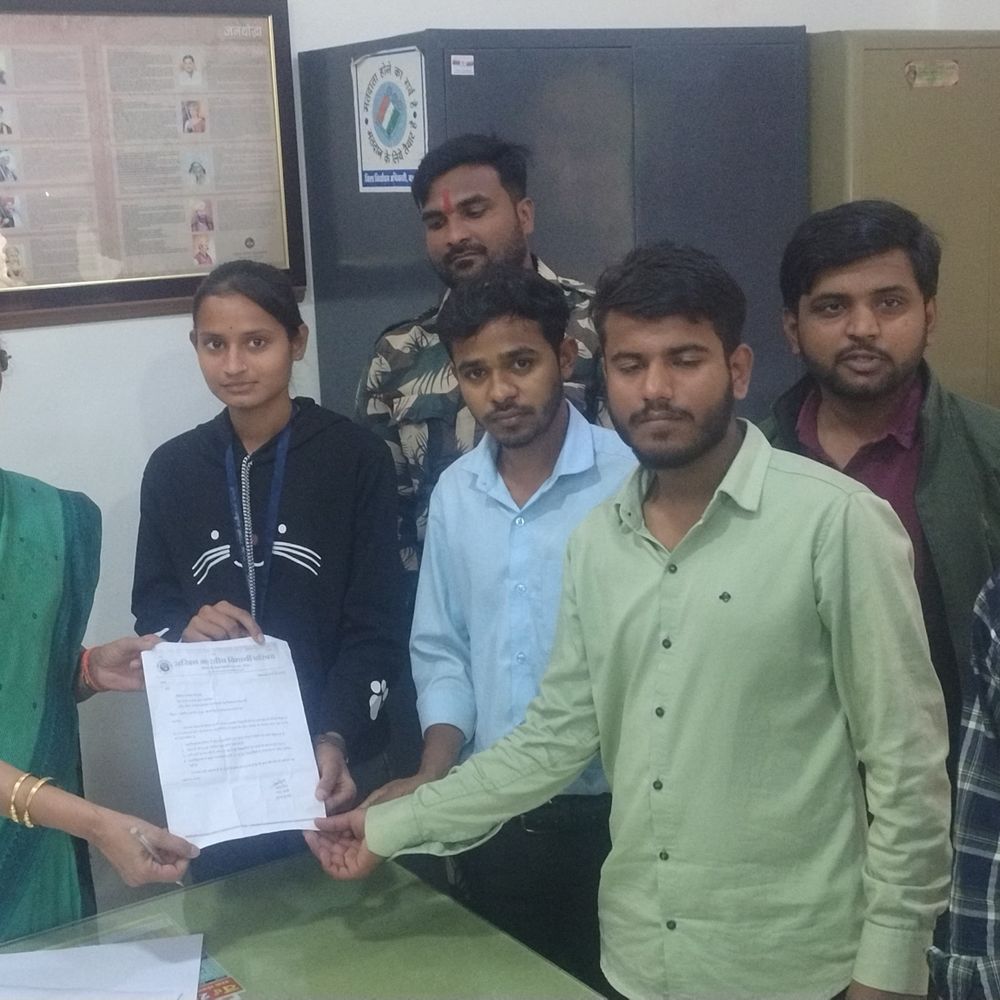 बड़वानी कॉलेज में अव्यवस्थाओं पर ABVP का प्रदर्शन:मूलभूत सुविधाओं की मांग, हनुमान चालीसा पाठ किया; प्राचार्य बोलीं- छात्रों में गलतफहमी