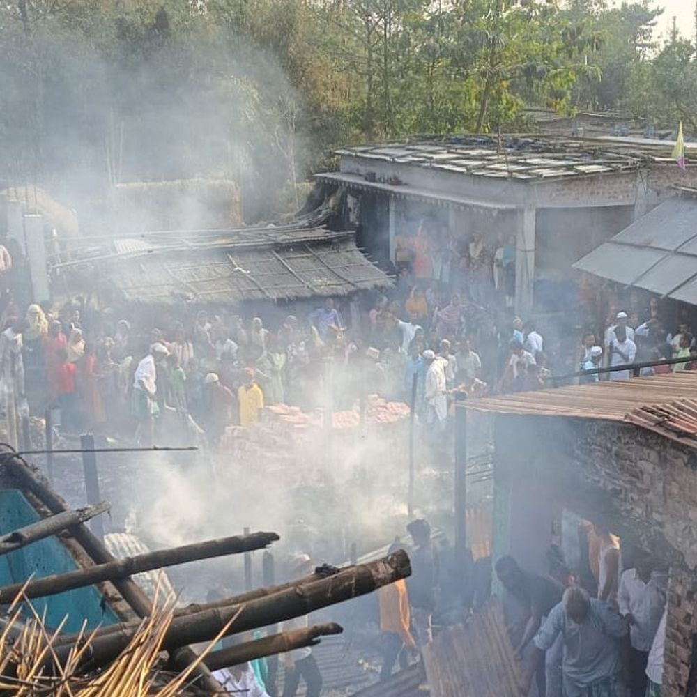 किशनगंज में खाना बनाते समय लगी आग:6 परिवारों के घर जलकर राख, लाखों का नुकसान और मवेशियों की मौत