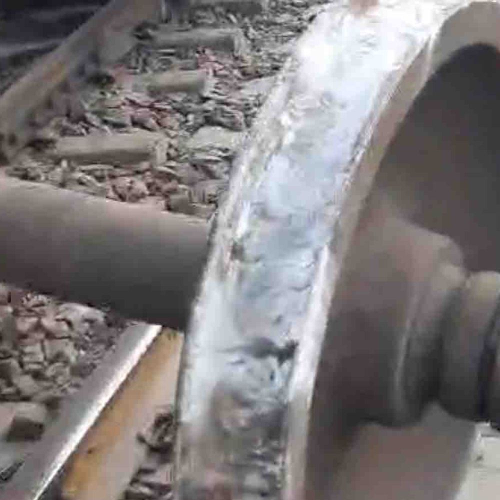 साहिबाबाद के पास मालगाड़ी बेपटरी, ट्रैक क्षतिग्रस्त:नई दिल्ली-गाजियाबाद रूट पर कपलिंग टूटने से हादसा