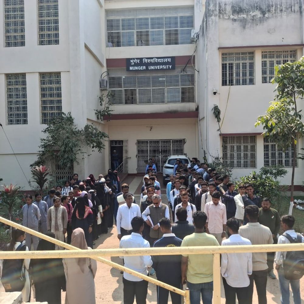 मुंगेर विश्वविद्यालय में राष्ट्रगान अपमान पर छात्रों का विरोध:कुलपति-कुलसचिव से सार्वजनिक माफी और कार्रवाई की मांग