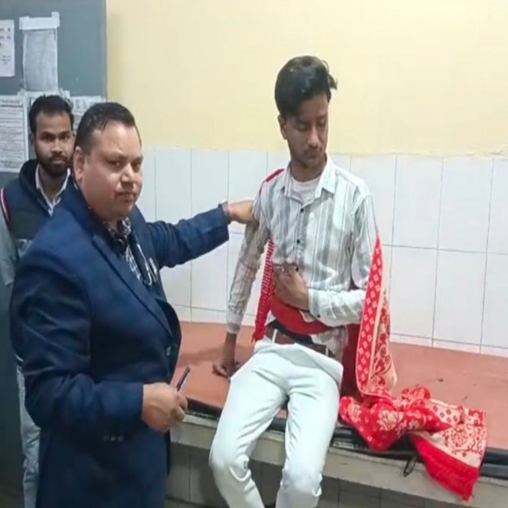 सजदे में जाते ही मस्जिद में युवक पर की फायरिंग:मां-बेटा और चाची घायल, प्रेम-प्रसंग के चलत हुई घटना