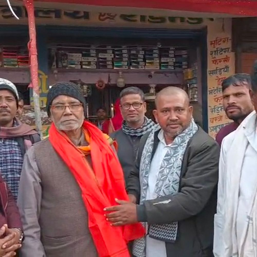 पूर्व सांसद हुकुमदेव यादव का मधवापुर-साहरघाट दौरा:खाद कालाबाजारी पर बोले – सत्ता पक्ष वाले मजबूरी में नहीं बोलते और विपक्ष को मतलब नहीं