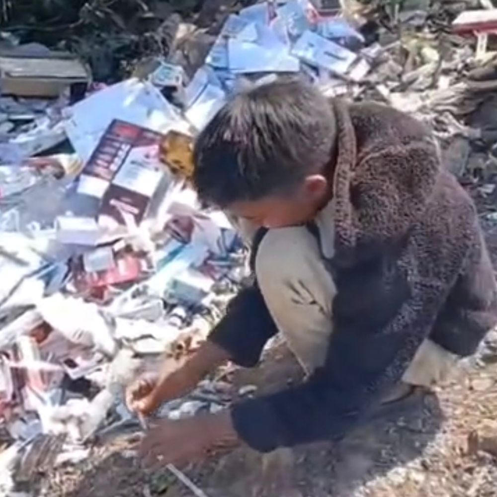 अस्पताल का कचरा खुले में पड़ा, VIDEO:इंजेक्शन-बोतलों के साथ खेल रहे बच्चे; स्वास्थ्य विभाग को जानकारी नहीं