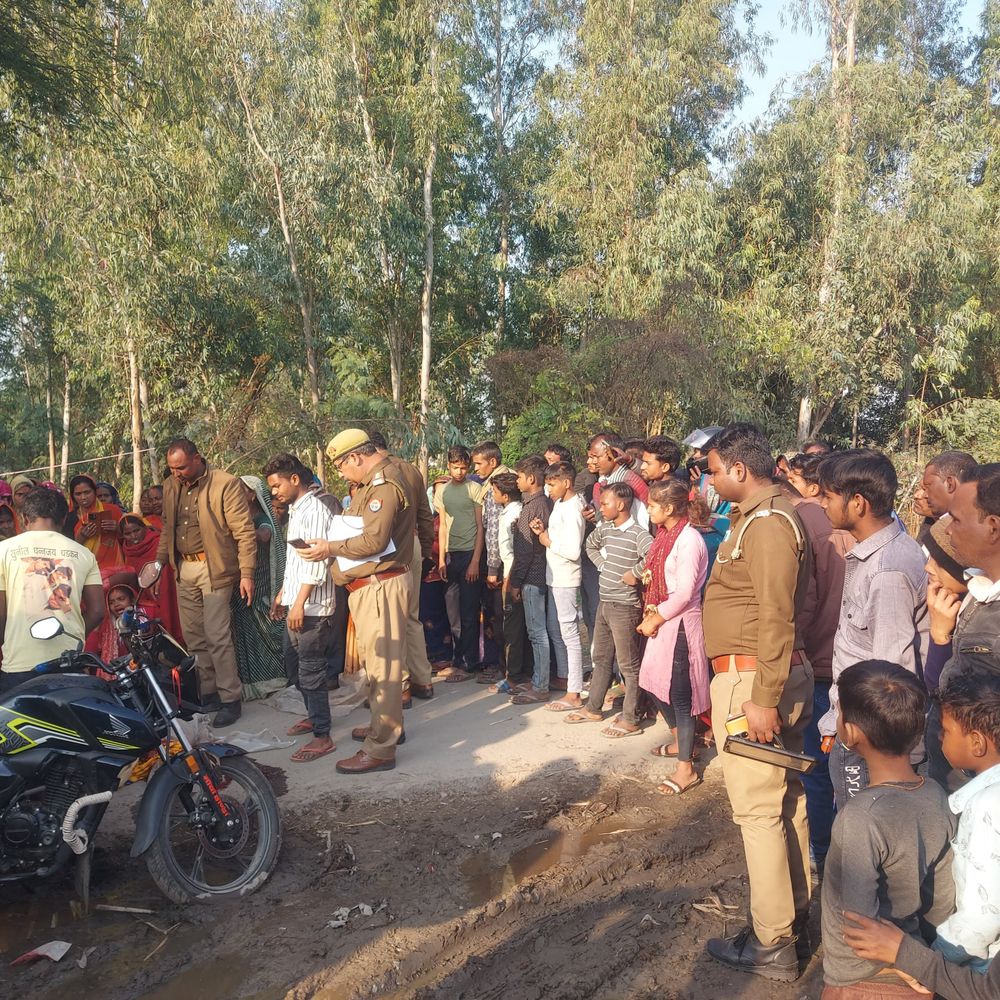 बाराबंकी में ट्रैक्टर-ट्रॉली की चपेट में आई बाइक:ओवरटेक करते समय हुआ हादसा, महिला की मौत; चालक फरार