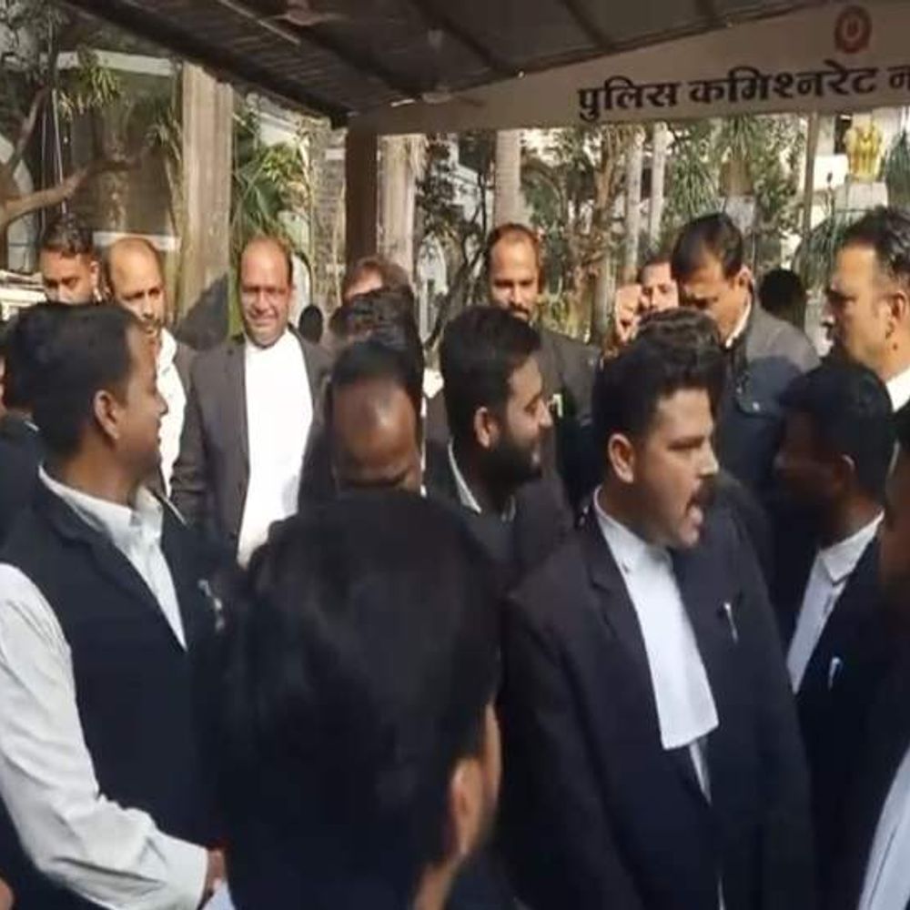 इंदौर में TI ने DCP के साथ आकर मांगी माफी:जब वकीलों ने रोका प्रदर्शन, आजाद नगर में वकील से अभद्रता को लेकर थे नाराज