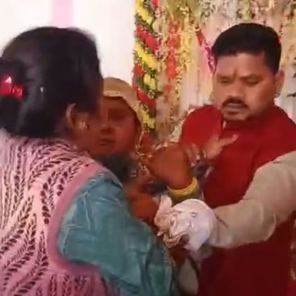 तीसरी शादी करते समय दूसरी पत्नी ने पति को दबोचा:सीतापुर में पहली पत्नी से तलाक, दूसरी पत्नी ने दहेज विवाद का चल रहा मुकदमा