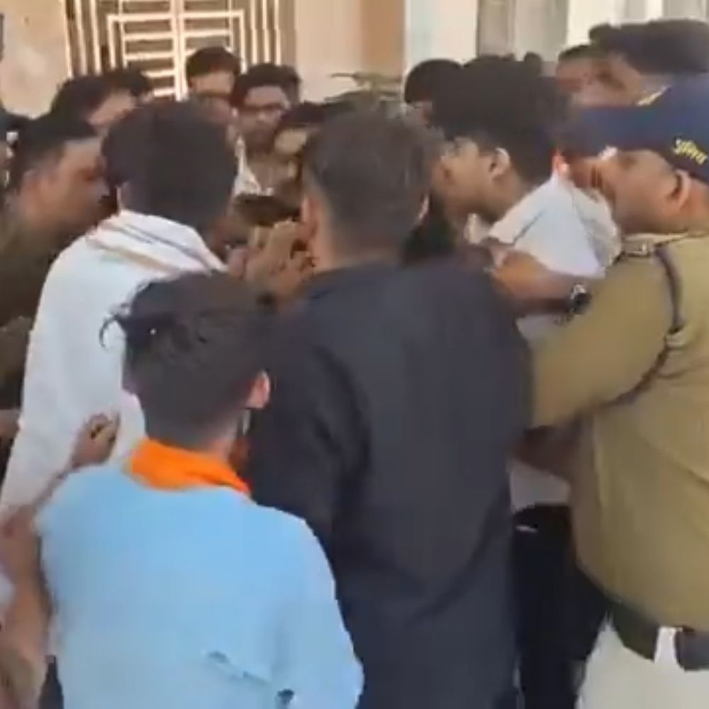 पुलिस पर चिल्लाते, झड़प करते एबीवीपी कार्यकर्ताओं का वीडियो:कन्या विधि कॉलेज की प्राचार्य के निलंबन की मांग; एडमिशन में धांधली का आरोप