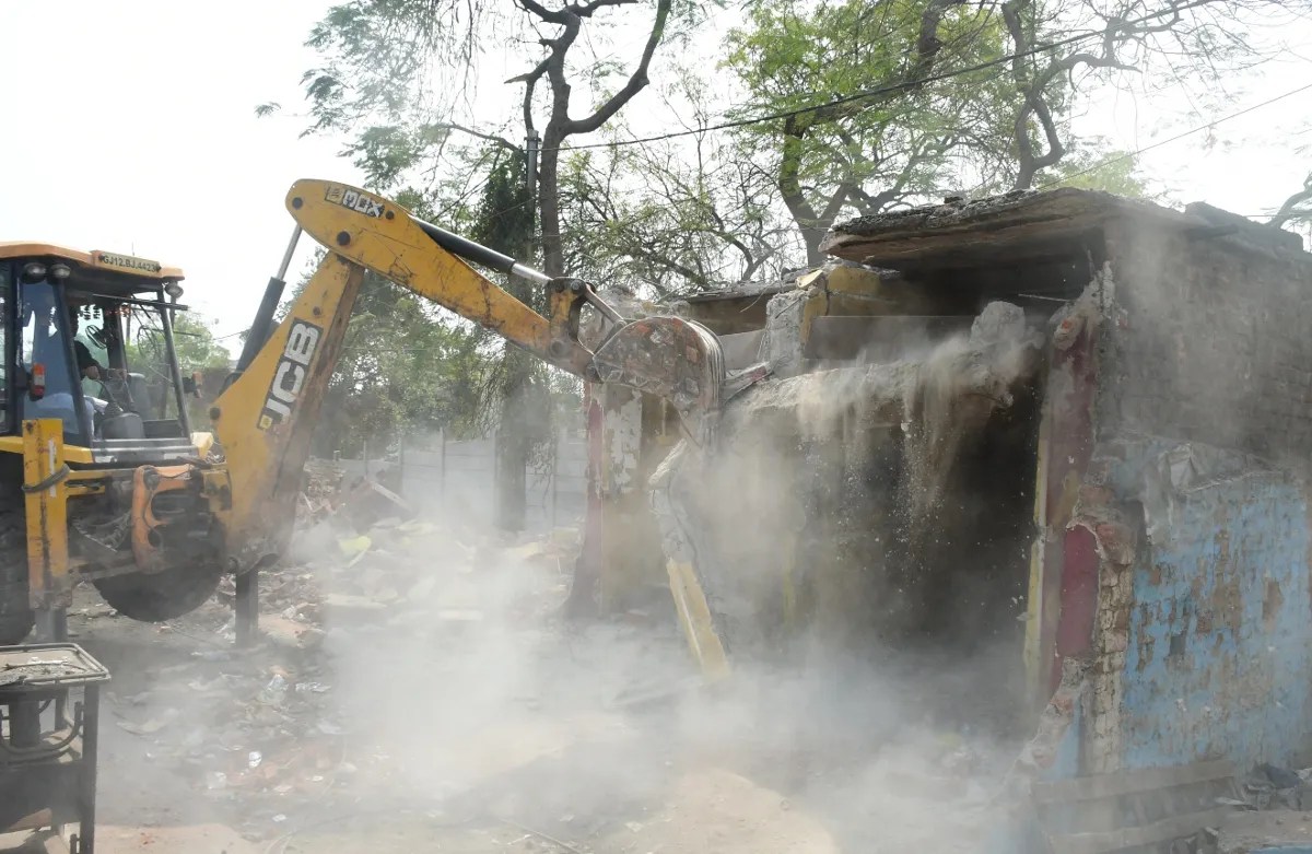 अतिक्रमण पर नगर निगम का एक्शन जारी देखें photos