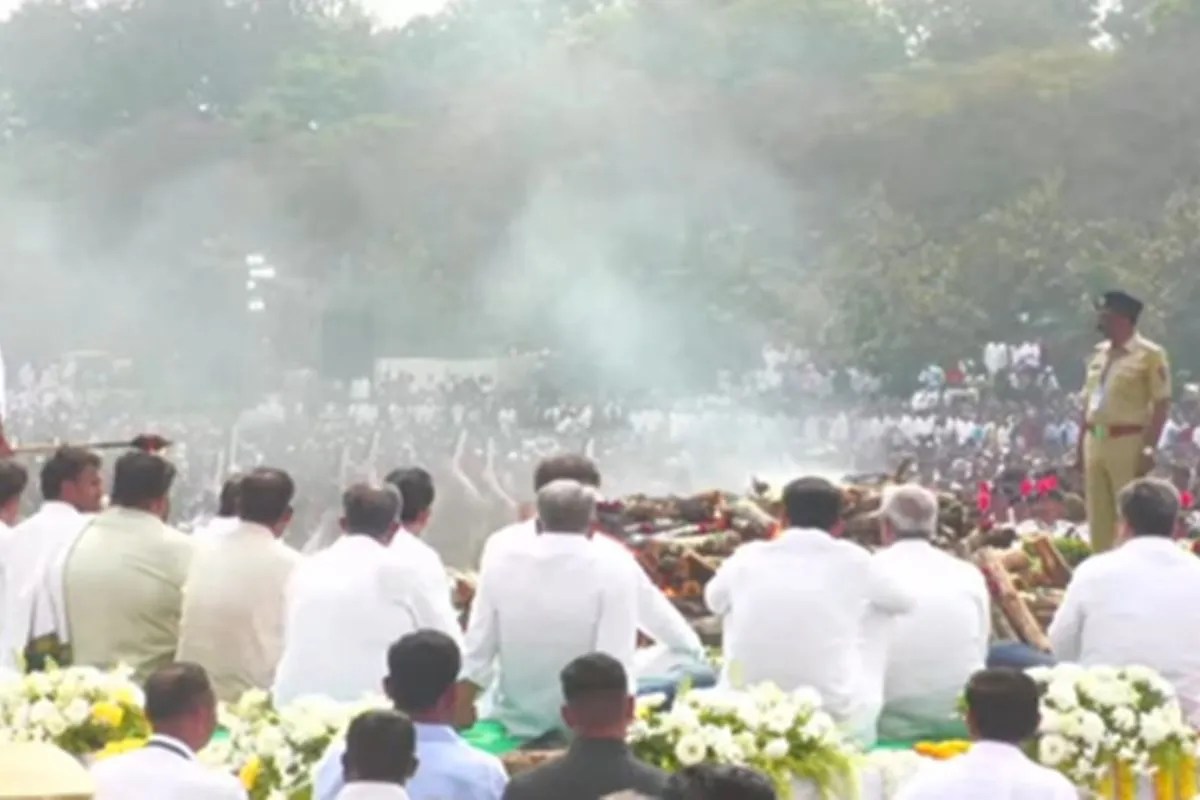 15 लोगों से 30 लाख रुपए की गोल्ड चोरी, अजित पवार के अंतिम संस्कार के दौरान चोरों ने किया हाथ साफ