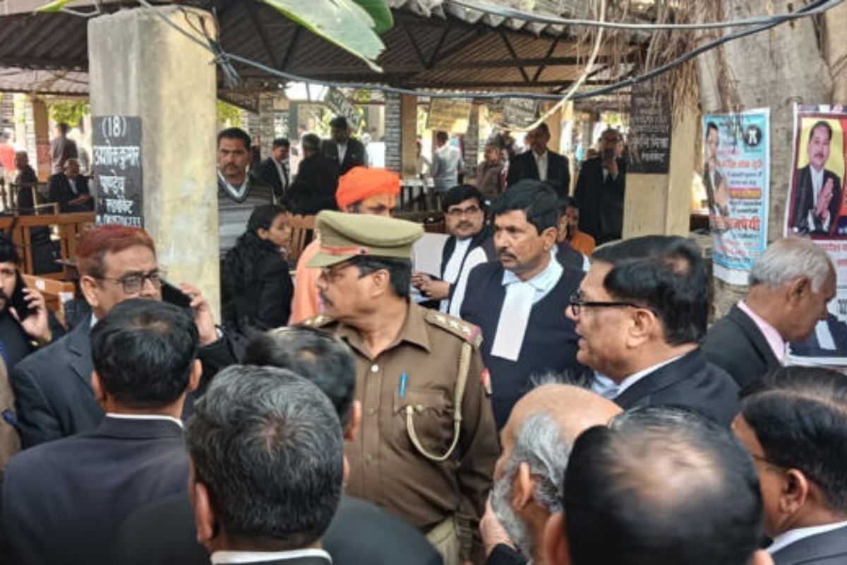 Breaking News: उत्तर प्रदेश की 18 कचहरियों को बम से उड़ाने की धमकी, ईमेल से फैली दहशत