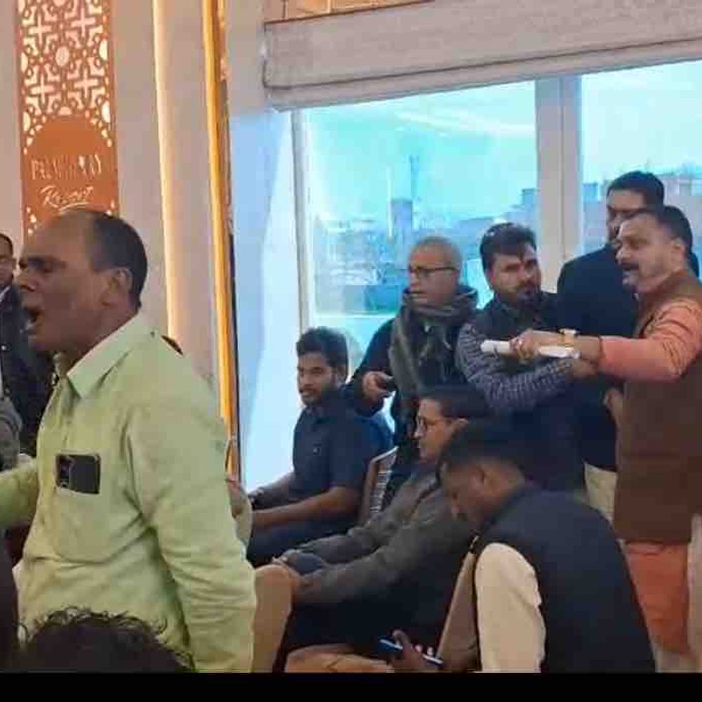 मोतिहारी में प्रशांत किशोर की बैठक में हंगामा:कार्यकर्ताओं ने लगाए गंभीर आरोप, चुनाव हार पर जताई नाराजगी