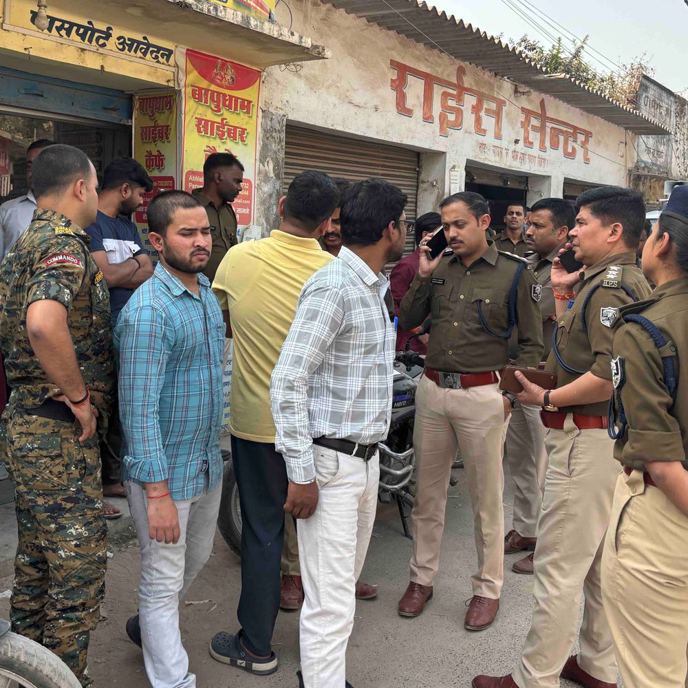 मोतिहारी में फर्जी कागजात बनाने वाले साइबर कैफे पर छापा:प्रशासन ने उपकरण-दस्तावेज जब्त किए; आगे भी जारी रहेगा अभियान