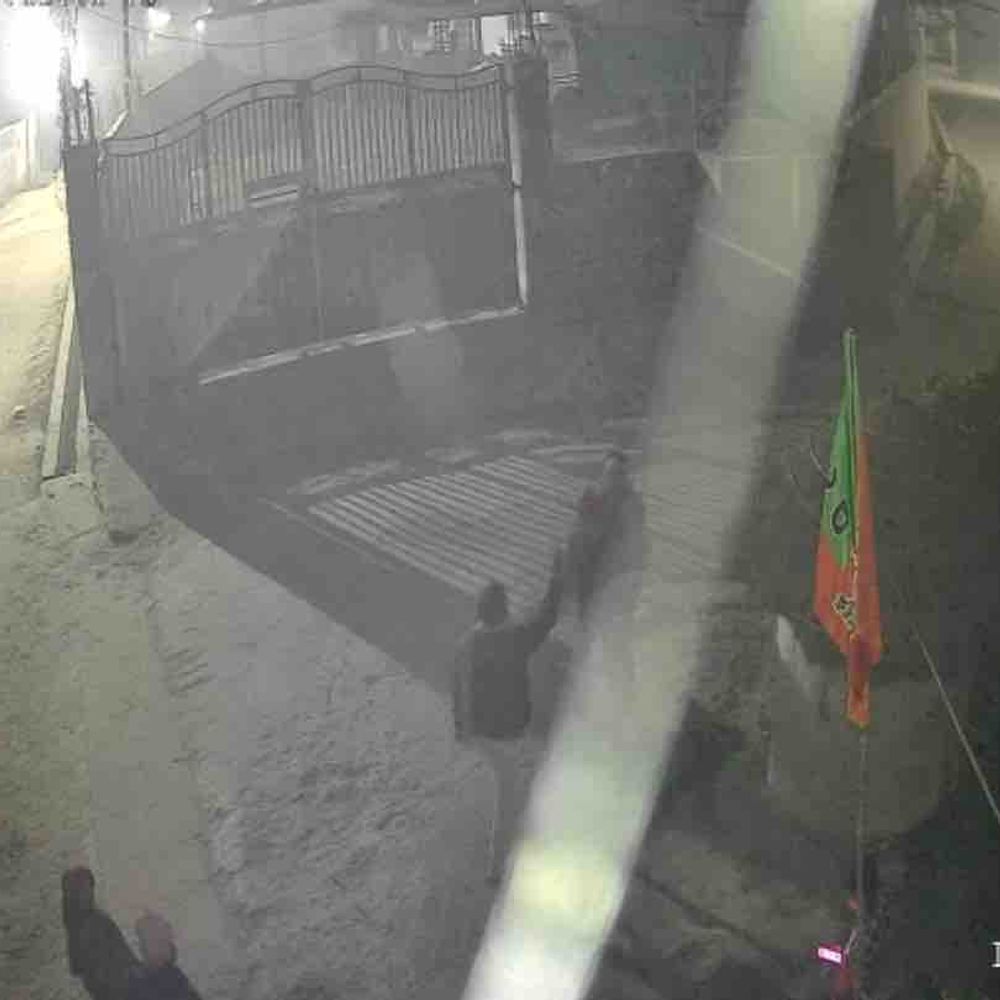 मोतिहारी में मामूली विवाद में पाटीदार के घर पर फायरिंग:CCTV फुटेज वायरल, पुलिस आश्वासन पर पीड़ित परिवार ने दर्ज कराई FIR