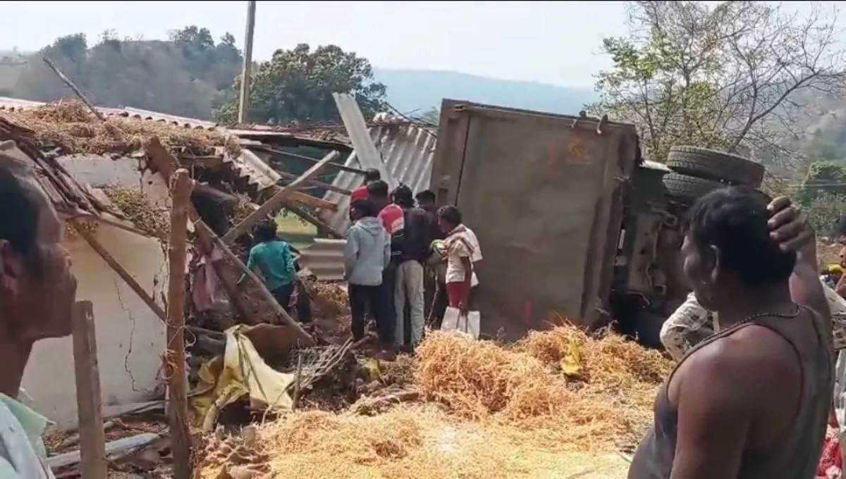 अनियंत्रित डंपर मकान पर पलटा, बड़ा हादसा टला