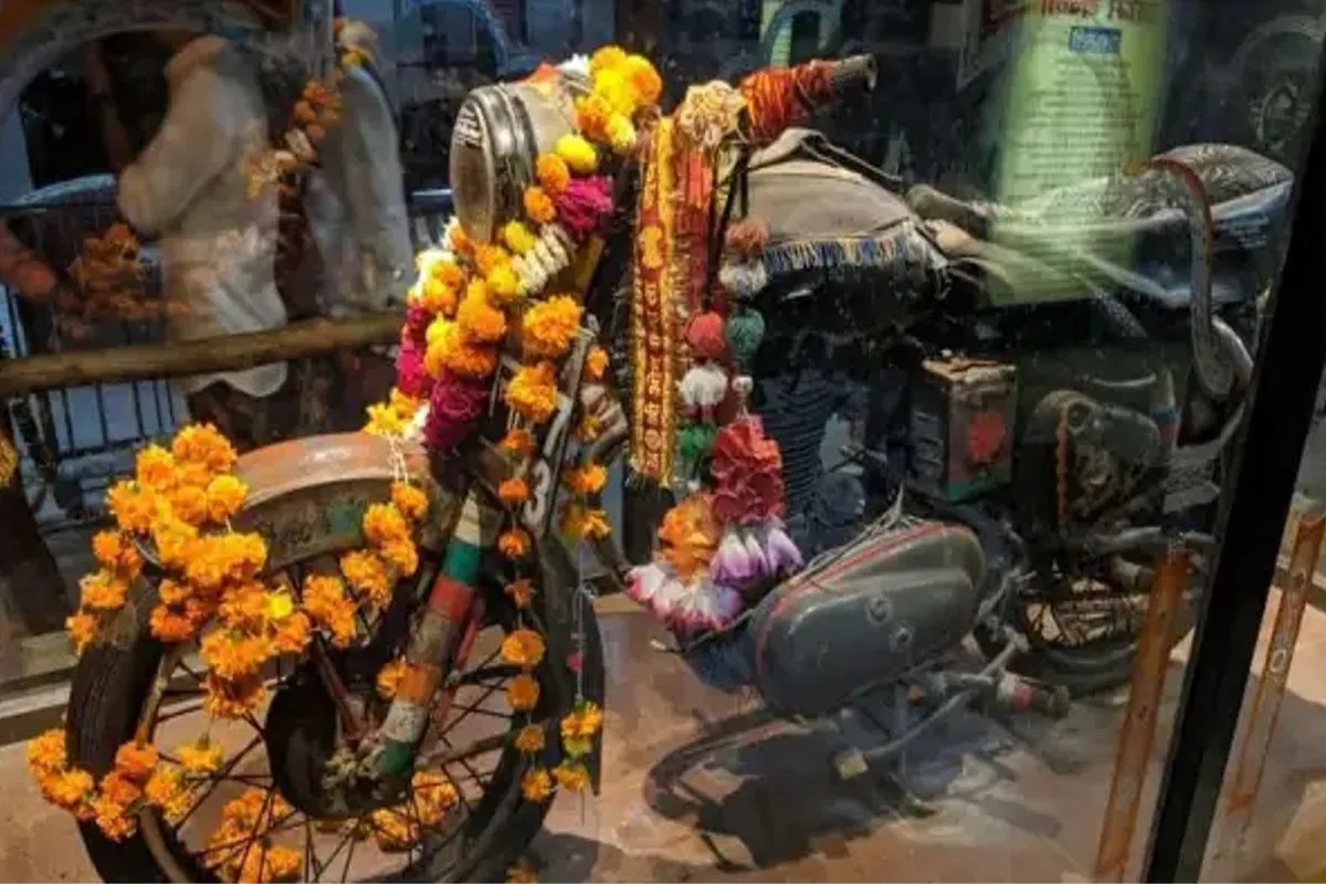 आस्था और चमत्कार : राजस्थान में इस जगह होती है चमत्कारी ‘बुलेट’ की पूजा, रहस्यमय कहानी आपको कर देगी हैरान