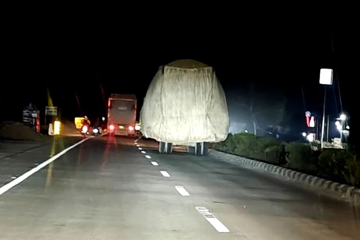 Bundi : राजमार्ग पर दौड़ रही ओवर लोड तूड़ी से भरी ट्रैक्टर ट्रॉली