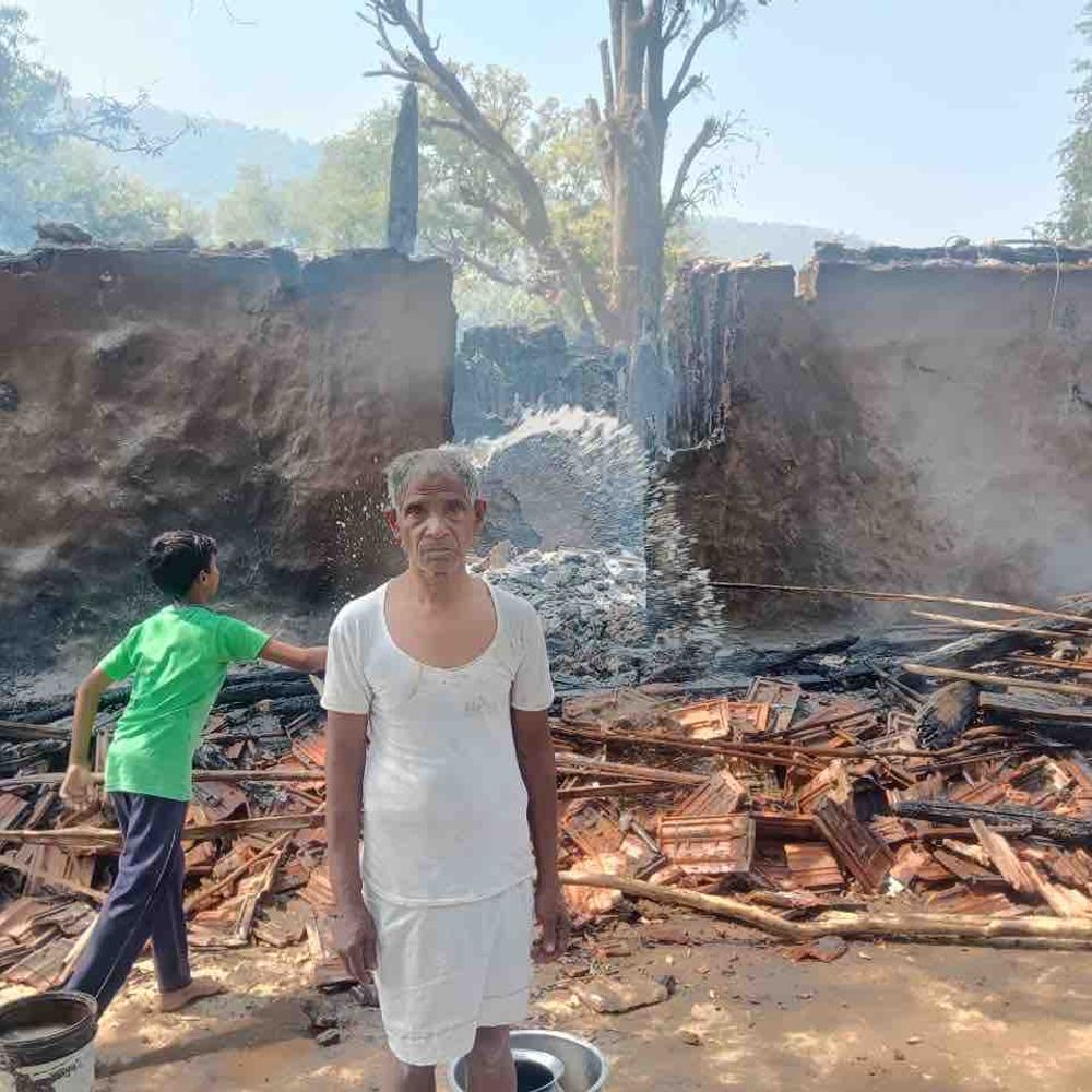 उसूर में शॉर्ट सर्किट से किसान का मकान जला:लाखों की नगदी, जमीन के दस्तावेज भी राख हुए, पुलिस ने शुरू की जांच