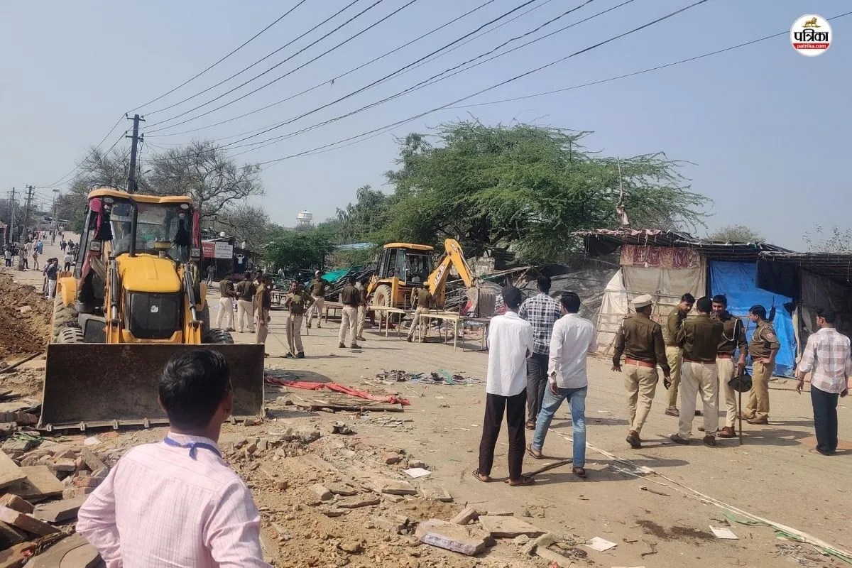 सवाई माधोपुर : चौथ माता मंदिर मार्ग पर चला पीला पंजा, 90 से अधिक दुकानें ध्वस्त, छटपटाकर रह गईं दुकानदार महिलाएं