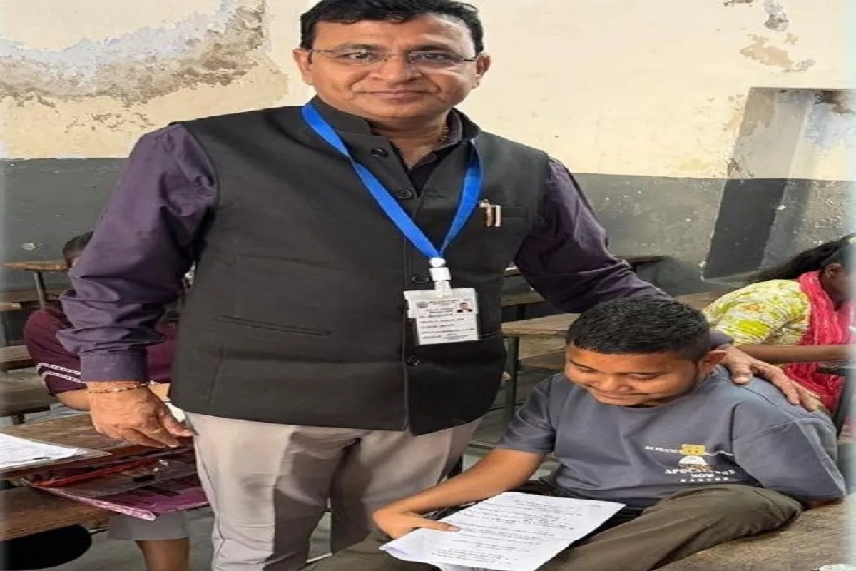 जज्बा: हाथों से असमर्थ नितिन पैरों से लिखकर दे रहा बोर्ड परीक्षा