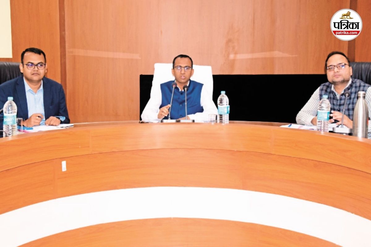 CG News: बिना अनुमति अवकाश पर गए अधिकारी-कर्मचारियों पर होगी कार्रवाई, कलेक्टर ने दिए सख्त निर्देश