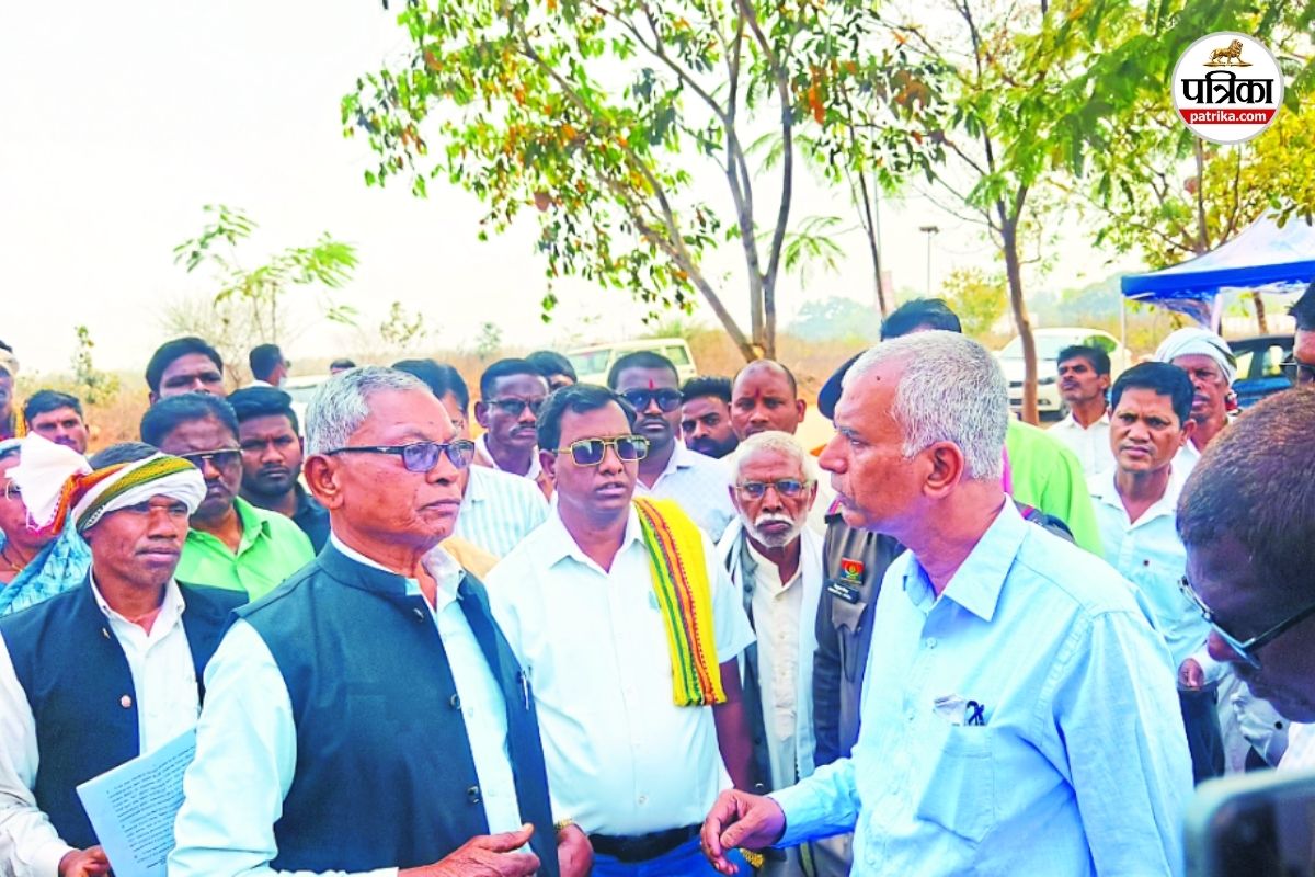 हमला था, राजनीति नहीं… तूएगोंदी मारपीट मामले को राजनीतिक बताने से भड़के ग्रामीण, 45 किमी पैदल चलकर पहुंचे कलेक्ट्रेट