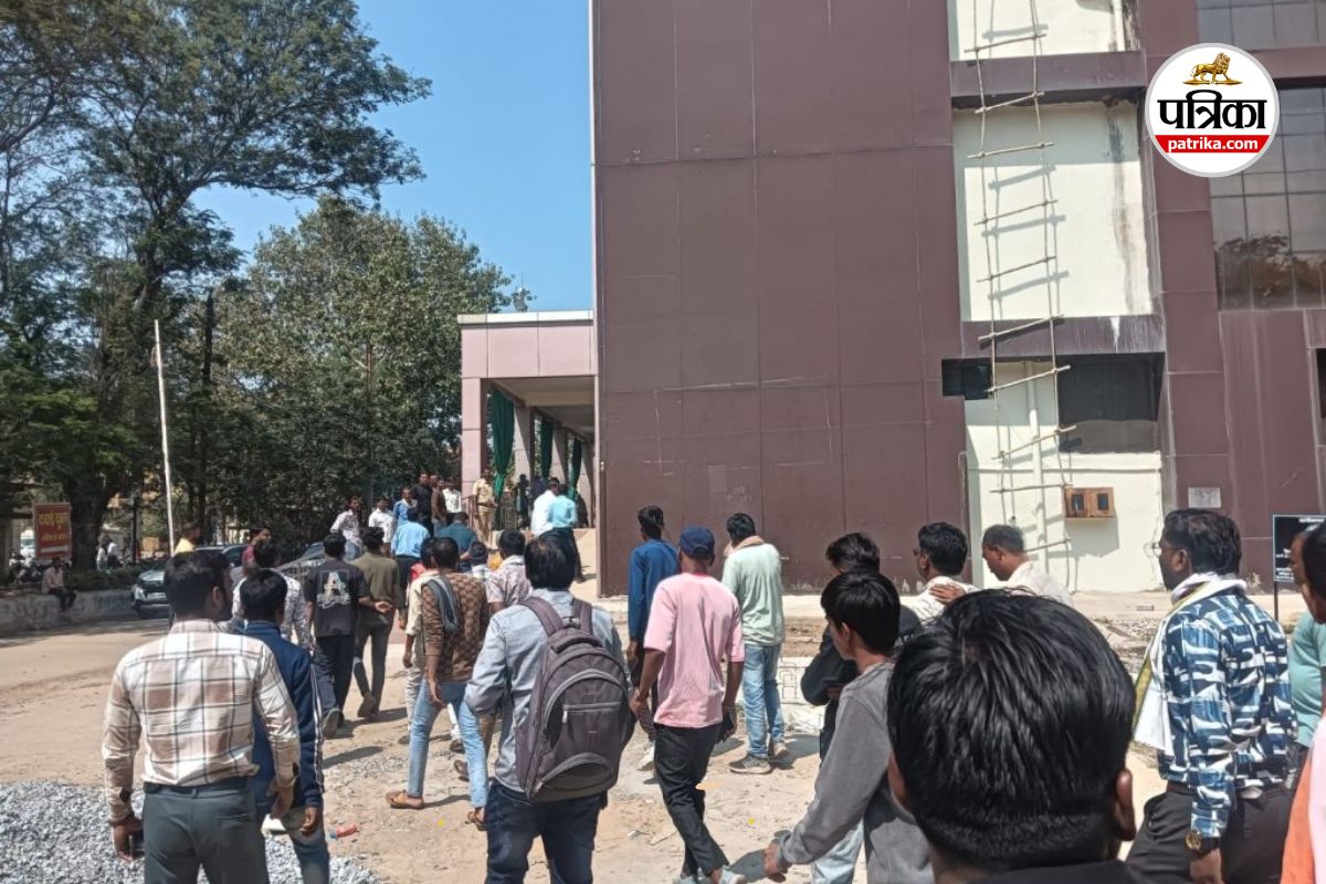 Medical College: जिला अस्पताल में हंगामा… इंजेक्शन लगने से 13 महीने की मासूम की मौत, धरने पर परिजन