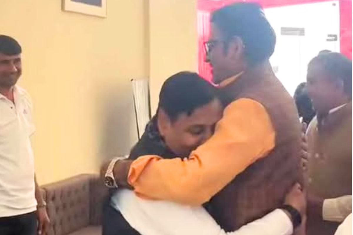 Rajasthan Politics : जब गले मिले डोटासरा और राठौड़, मंच पर ठहाकों के बीच चले सियासी बाण, सोशल मीडिया पर वायरल हुई तस्वीरें