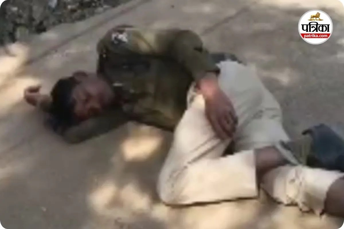 Police Constable Video: सड़क पर नशे में बेसुध पड़ा पुलिस आरक्षक, Video Viral होने से मचा हड़कंप