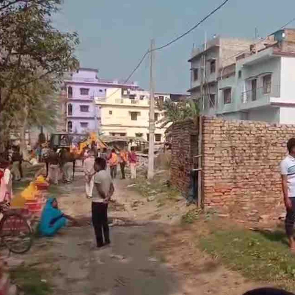 मोतिहारी में खूब गरजा बुलडोजर, अवैध निर्माण तोड़े:प्रशासन ने बंजरिया पोखर की जमीन से हटाया अतिक्रमण