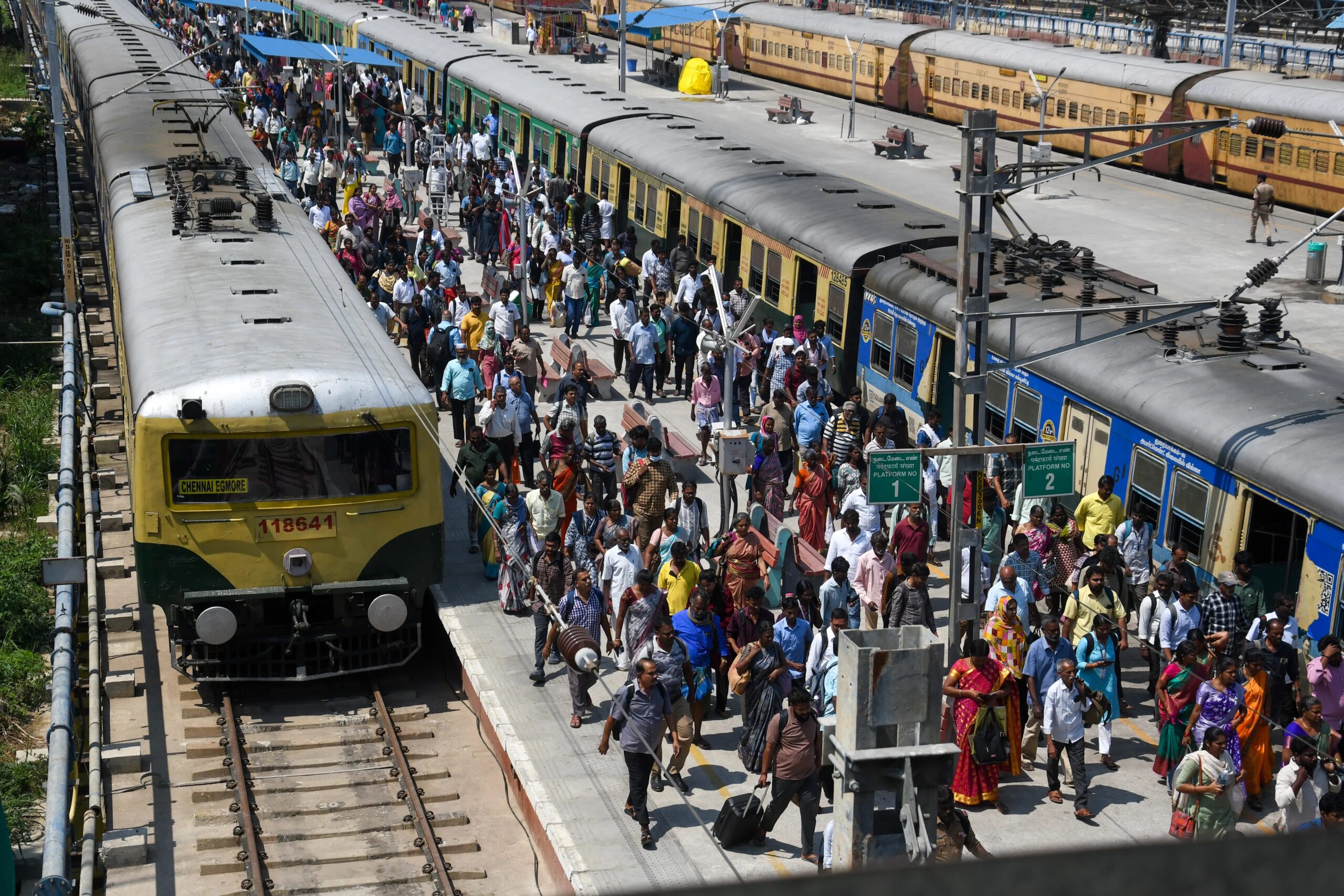 चेन्नई में उपनगरीय ट्रेनों की कटौती से यात्री परेशान