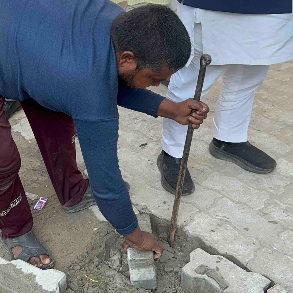 नगर निगम ठेकेदार पर भ्रष्टाचार का आरोप:कानपुर में इंटरलॉकिंग सड़क की हाथ से उखाड़ी ईंटें, विधायक मौके पर पहुंचे