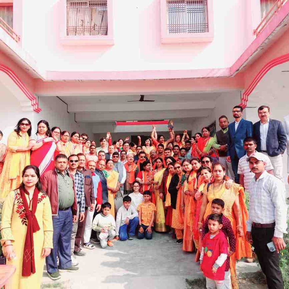 विश्व के सबसे बड़े शिवलिंग के दर्शन को उमड़ी आस्था:मोतिहारी के कैथवलिया पहुंचा वैश्य महासभा का दल, पूजा-अर्चना की