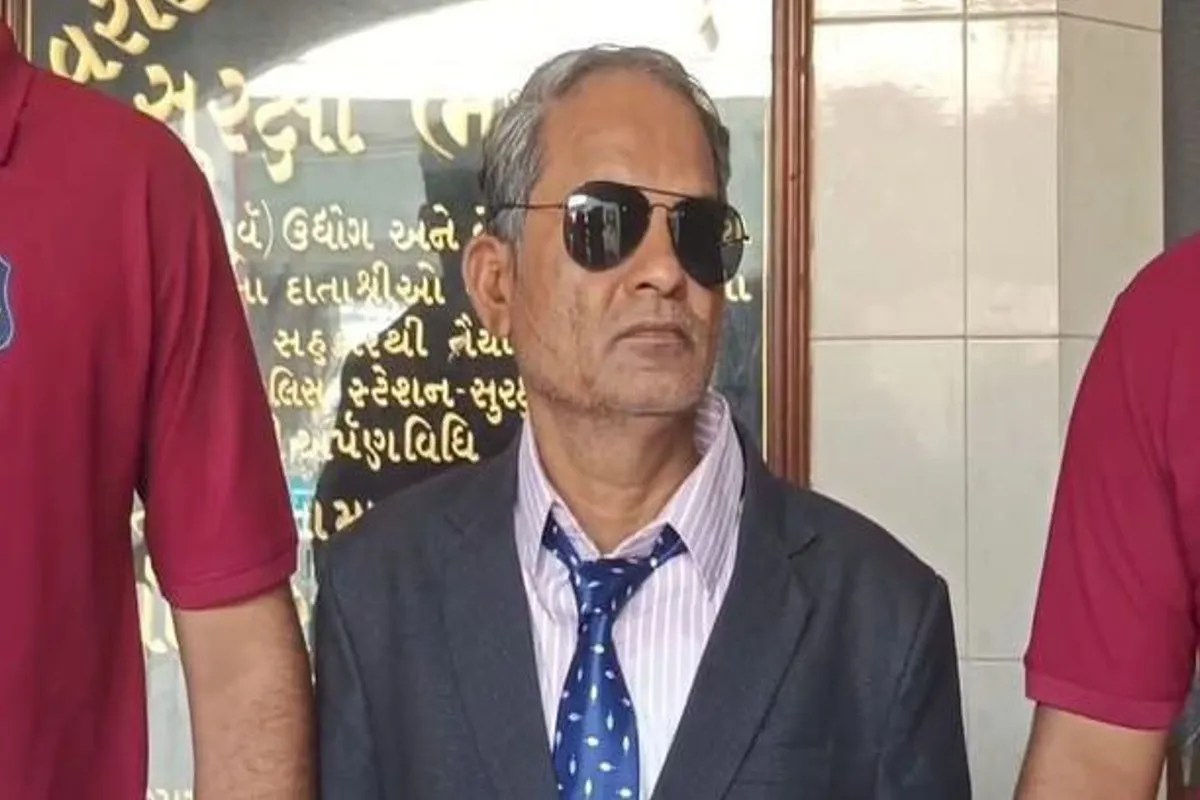 Rajasthan: सूट-बूट पहनकर मूवी ‘स्पेशल 26’ की तरह रेड डालने पहुंचा फर्जी इनकम टैक्स अफसर, गुजरात में खुद ही फंस गया