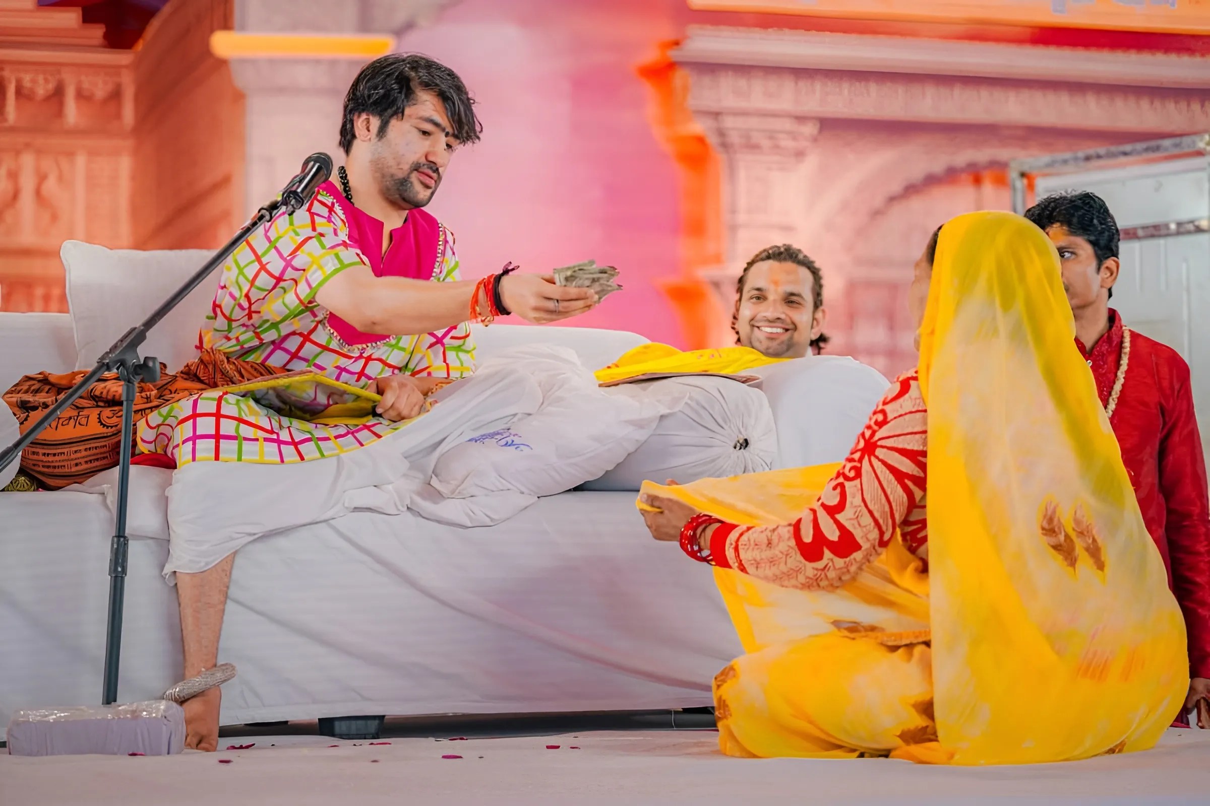 पंडित धीरेंद्र शास्त्री ने दी 500 के नोटों की गड्डी, देखते ही देखते भर गई महिला की झोली