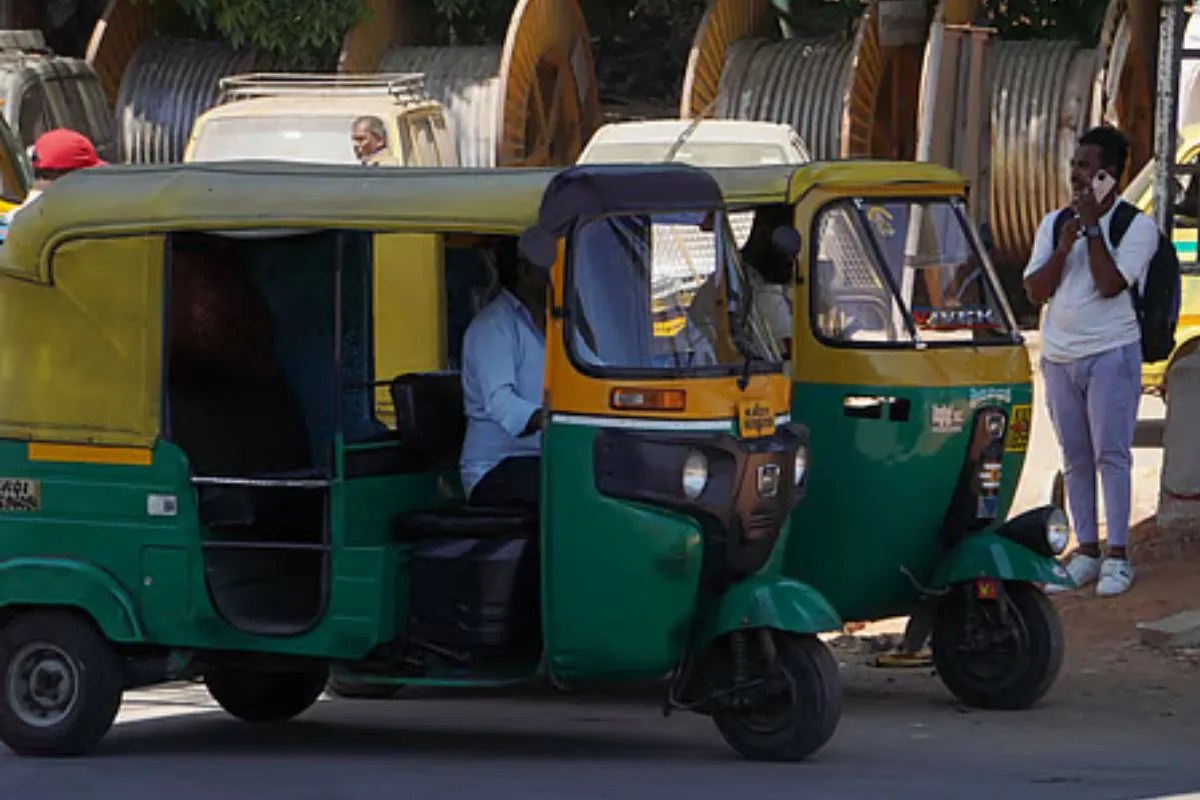 होली से पहले वाराणसी में बढ़ा ऑटो किराया, यात्रियों की जेब पर पड़ा असर