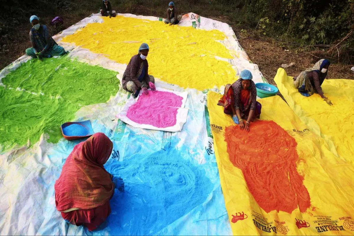 नक्सल गढ़ से खुशियों का रंग, मोहला-मानपुर-अंबागढ़ चौकी में महिलाएं हर्बल गुलाल बनाकर लिख रही आत्मनिर्भरता की नई कहानी