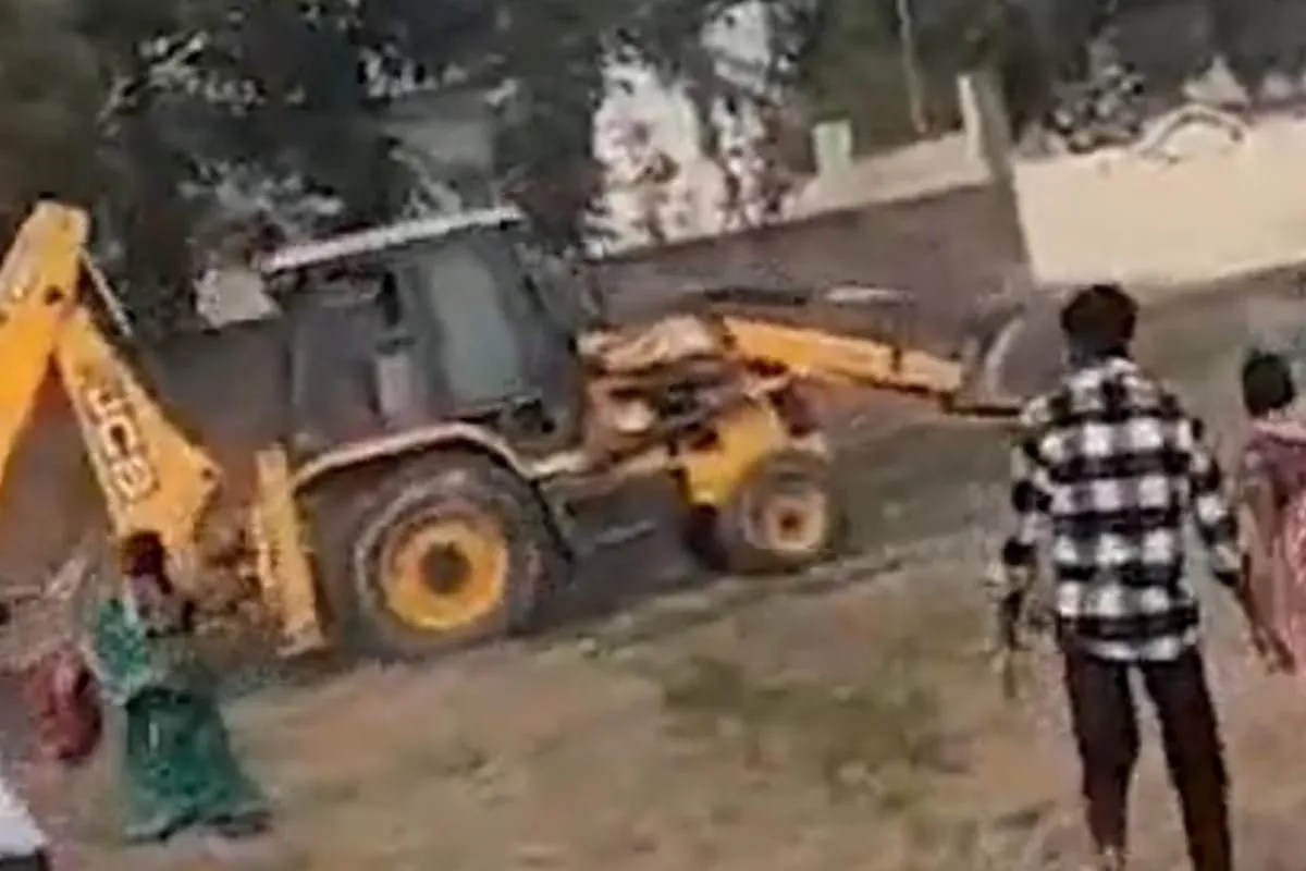 बलिया में भारी बवाल…ग्रामीणों के पथराव से बुलडोजर का शीशा टूटा, PAC ने दागे आंसू गैसे के गोले