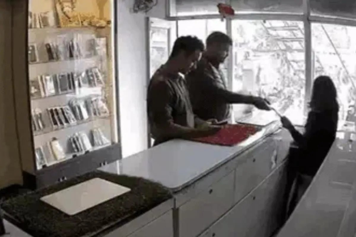 जौनपुर में सिपाही निकले चोर, मोबाइल शॉप से आईफोन-15 मैक्स चुरा कर चलते बने…सीसीटीवी फुटेज ने खोली पोल