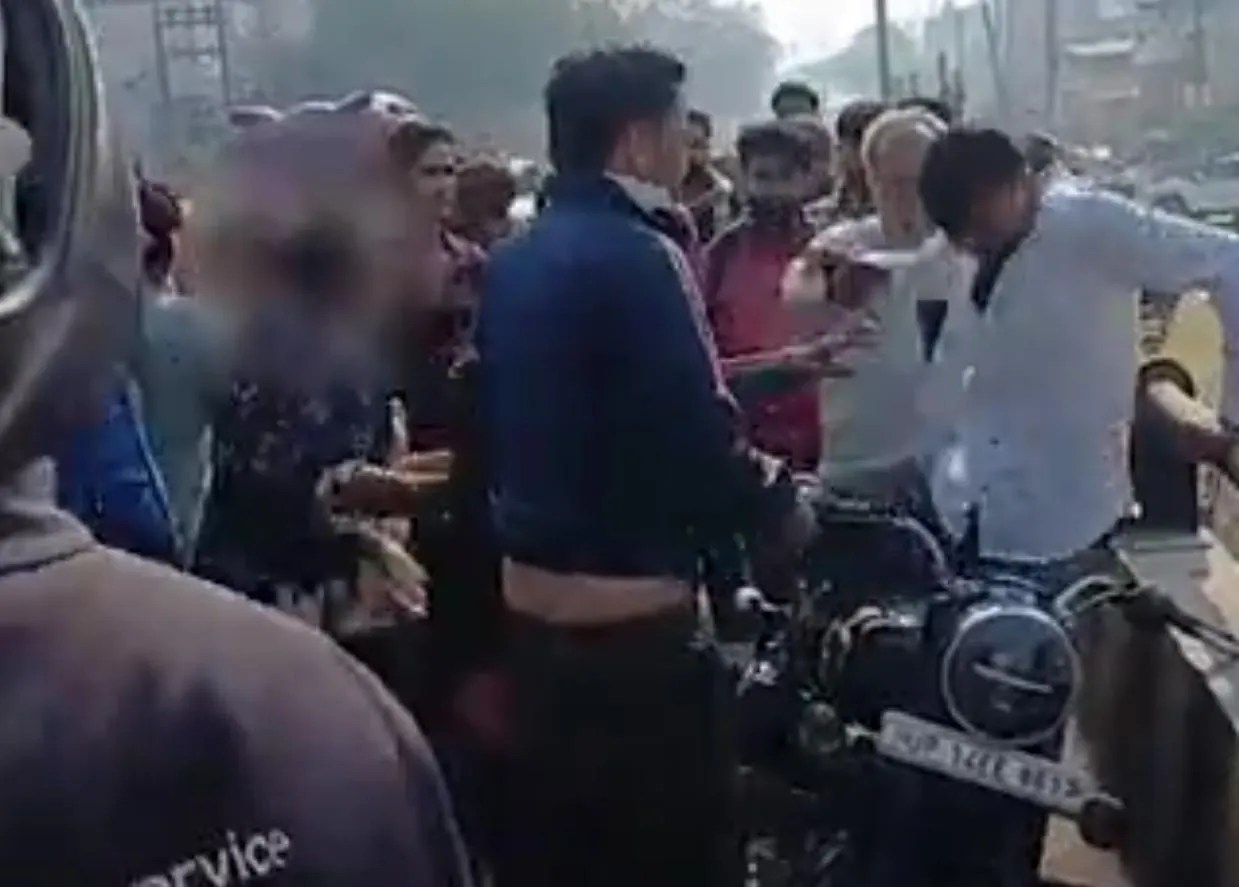 वेलेंटाइन डे के दिन पत्नी को प्रेमी के साथ घूमते पकड़ा…जमकर मारपीट, प्रेमी को बचाने पति से भिड़ गई पत्नी