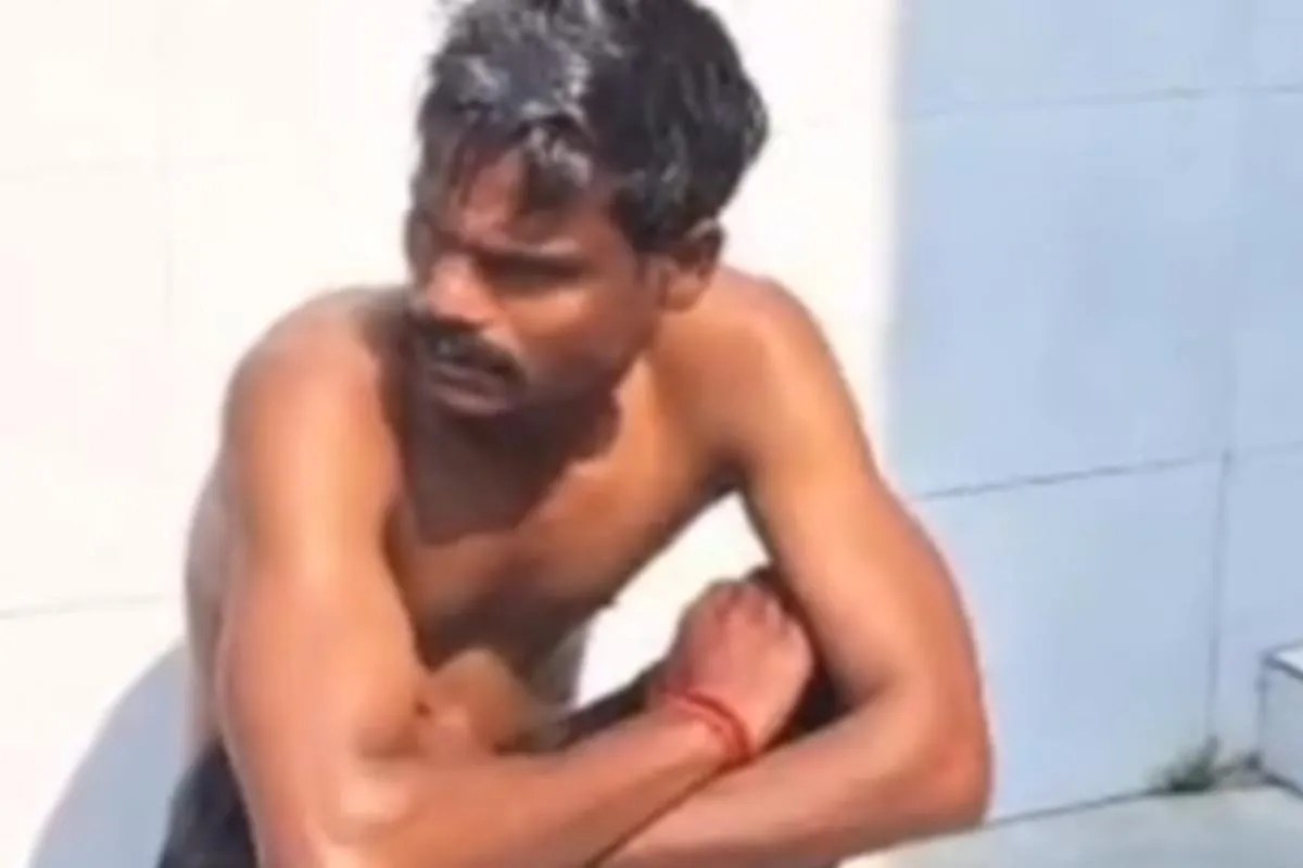 कलेक्ट्रेट गेट पर युवक ने किया आत्मदाह का प्रयास, मची अफरातफरी…पुलिस के एक पक्षीय कारवाई से था आहत