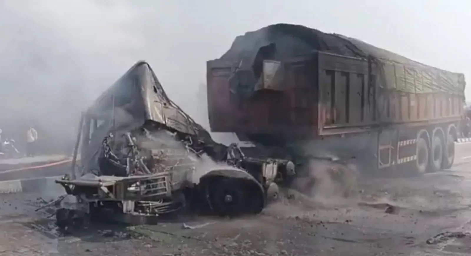 वाराणसी-गोरखपुर हाईवे पर टक्कर के बाद ट्रक में लगी आग, चालक की जिंदा जलकर मौत, आवागमन बाधित