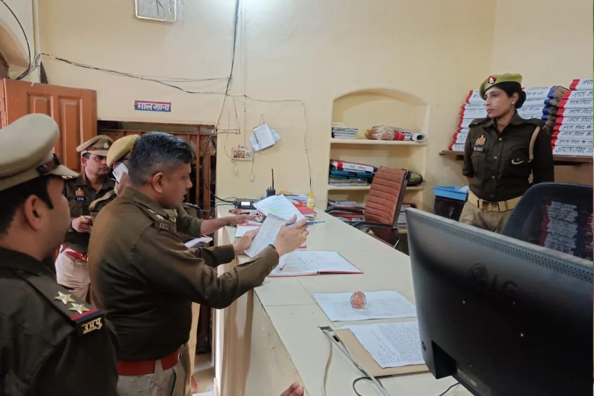 गोरखपुर में SSP ने लगातार चार थानों का किया निरीक्षण, महकमे में मचा रहा हड़कंप