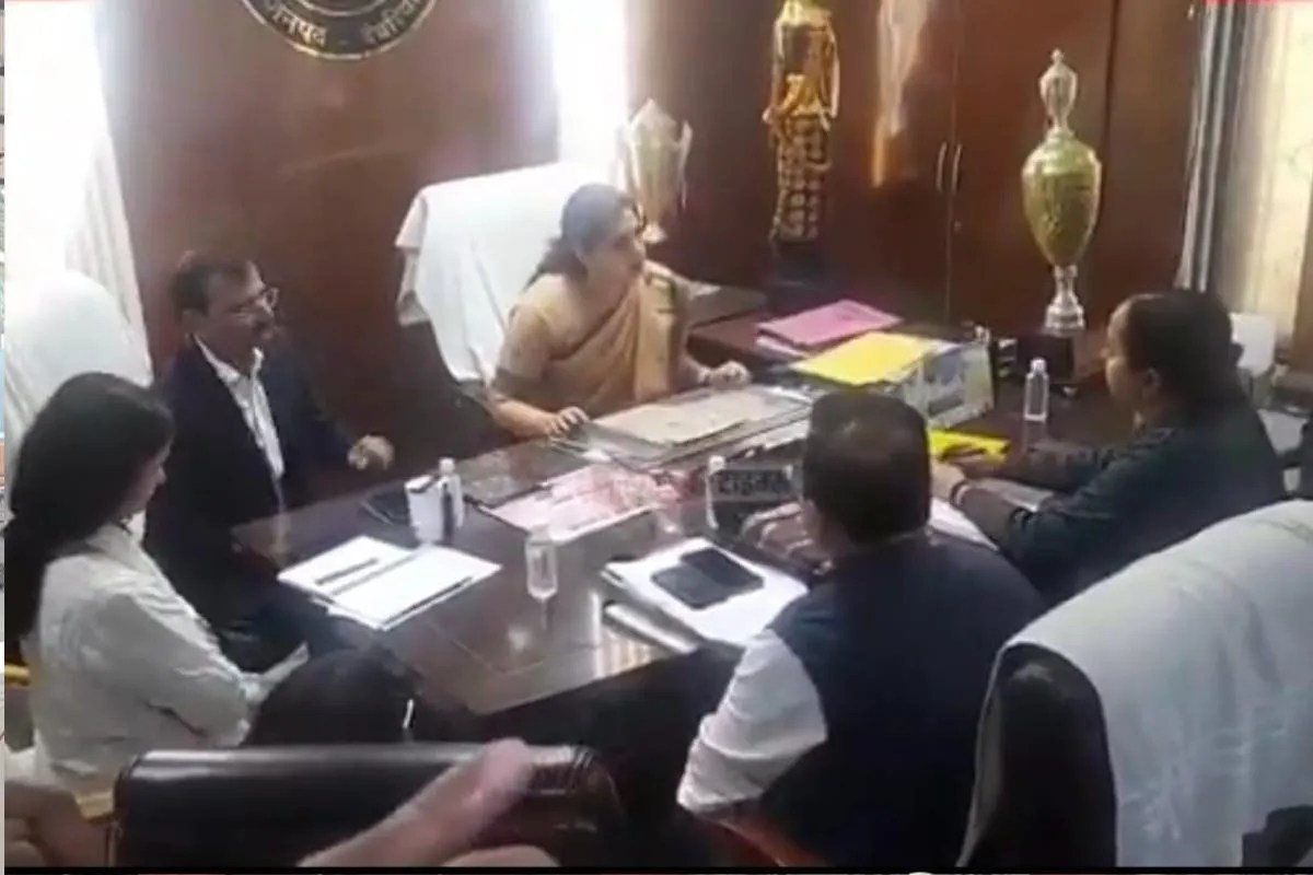 टीचर सुसाइड केस : डीएम दिव्या मित्तल ने लगाई BSA को फटकार, शासन को भेजीं निलंबन एवं कारवाई की संस्तुति