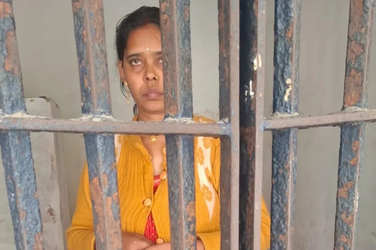 गोरखपुर में सौतेली माँ ने कुल्हाड़ी से मासूम को काट डाला, शव के पास सिंदूर से लगा रखी थी टीका…गाँव में दहशत