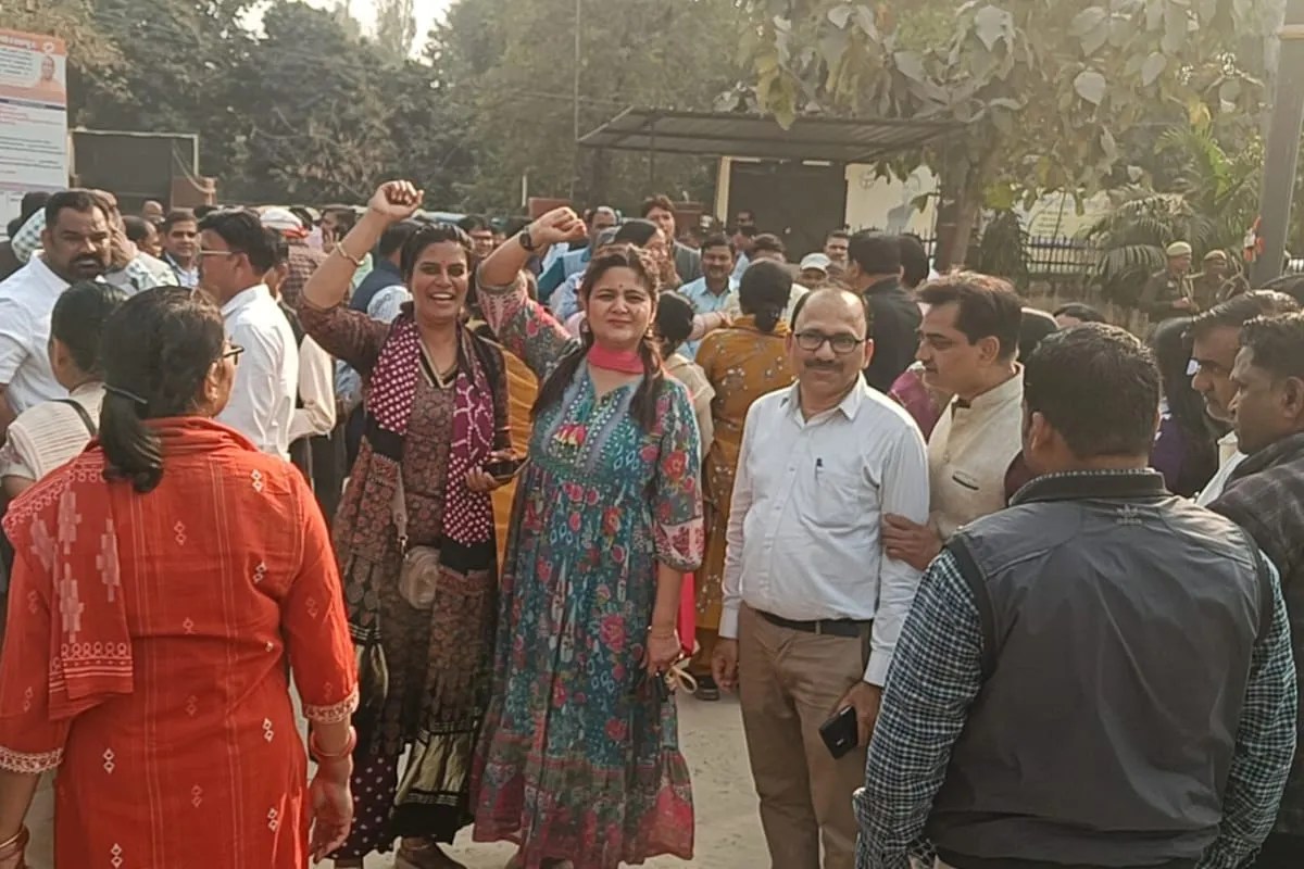 डीएम कार्यालय पर माध्यमिक शिक्षकों का धरना, टीईटी से मुक्ति, पुरानी पेंशन बहाली और स्थानांतरण नीति लागू करने की उठाई मांग