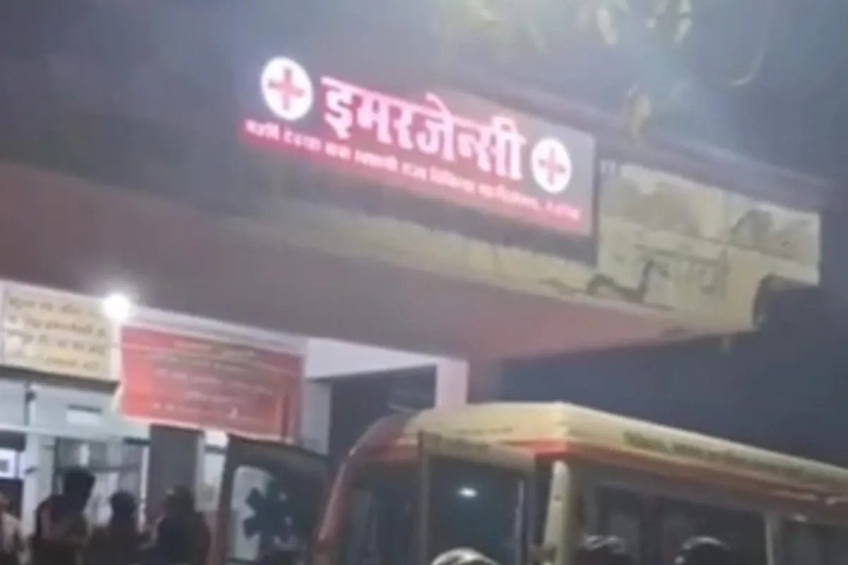 बस को बचाने में अनियंत्रित हुआ ट्रेलर, धमाके की आवाज के साथ पेड़ से भिड़ा…चकनाचूर हुआ केबिन, ड्राइवर की हालत गंभीर