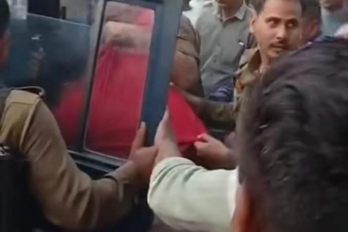 देवरिया में दारोगा से हाथापाई, मनबढ़ ने बैच और नेमप्लेट नोचा…थाने लाने में पुलिसकर्मियों से किया जद्दोजेहद