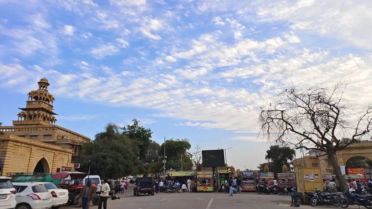 सीमावर्ती जैसलमेर में मौसम नित नए रंग दिखा रहा, हवाओं ने गिराया पारा