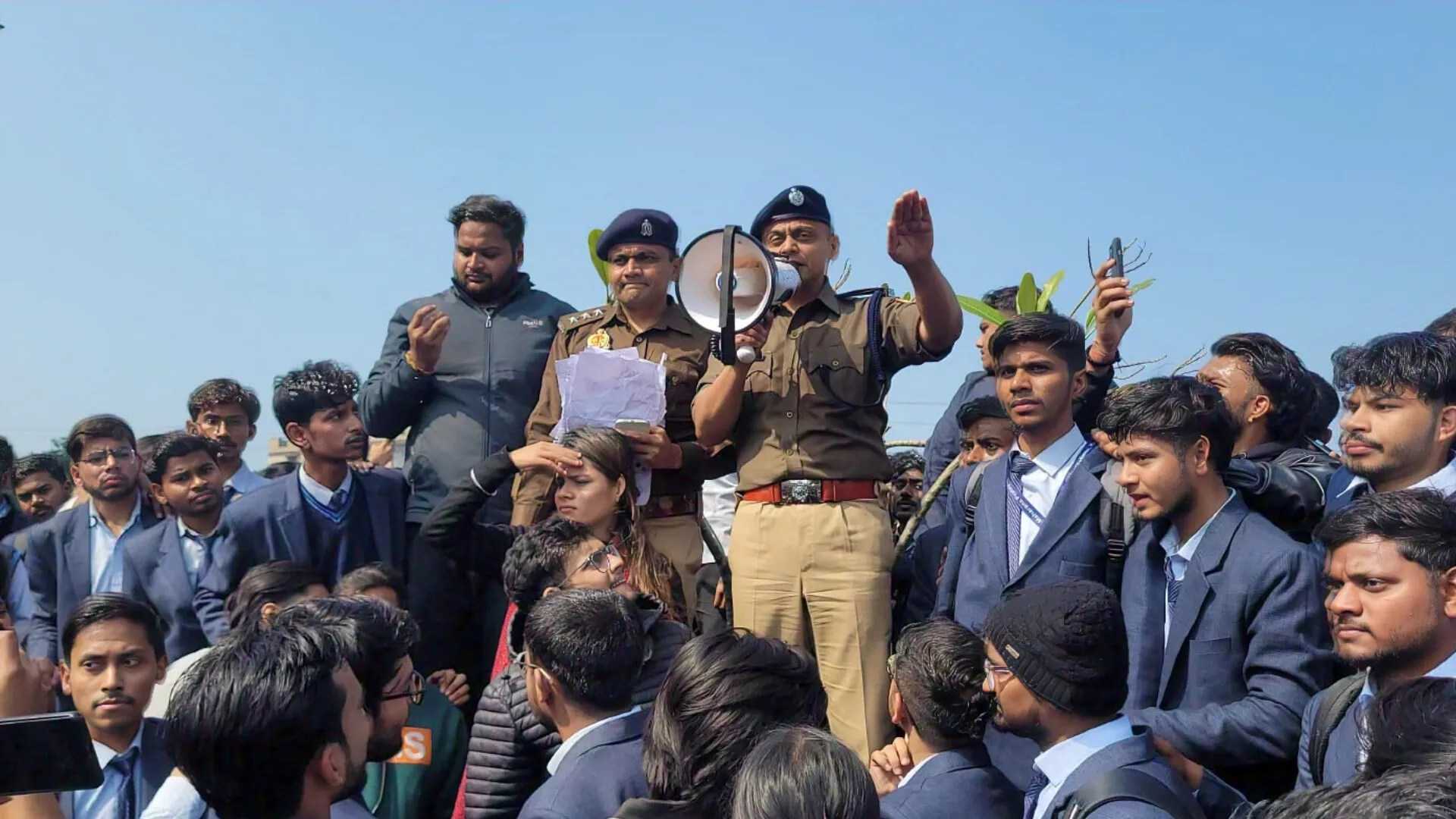 देर से पहुंचे इंजीनियरिंग कॉलेज में छात्र-छात्राओं की पिटाई, चार शिक्षक गिरफ्तार, कॉलेज छावनी में तब्दील