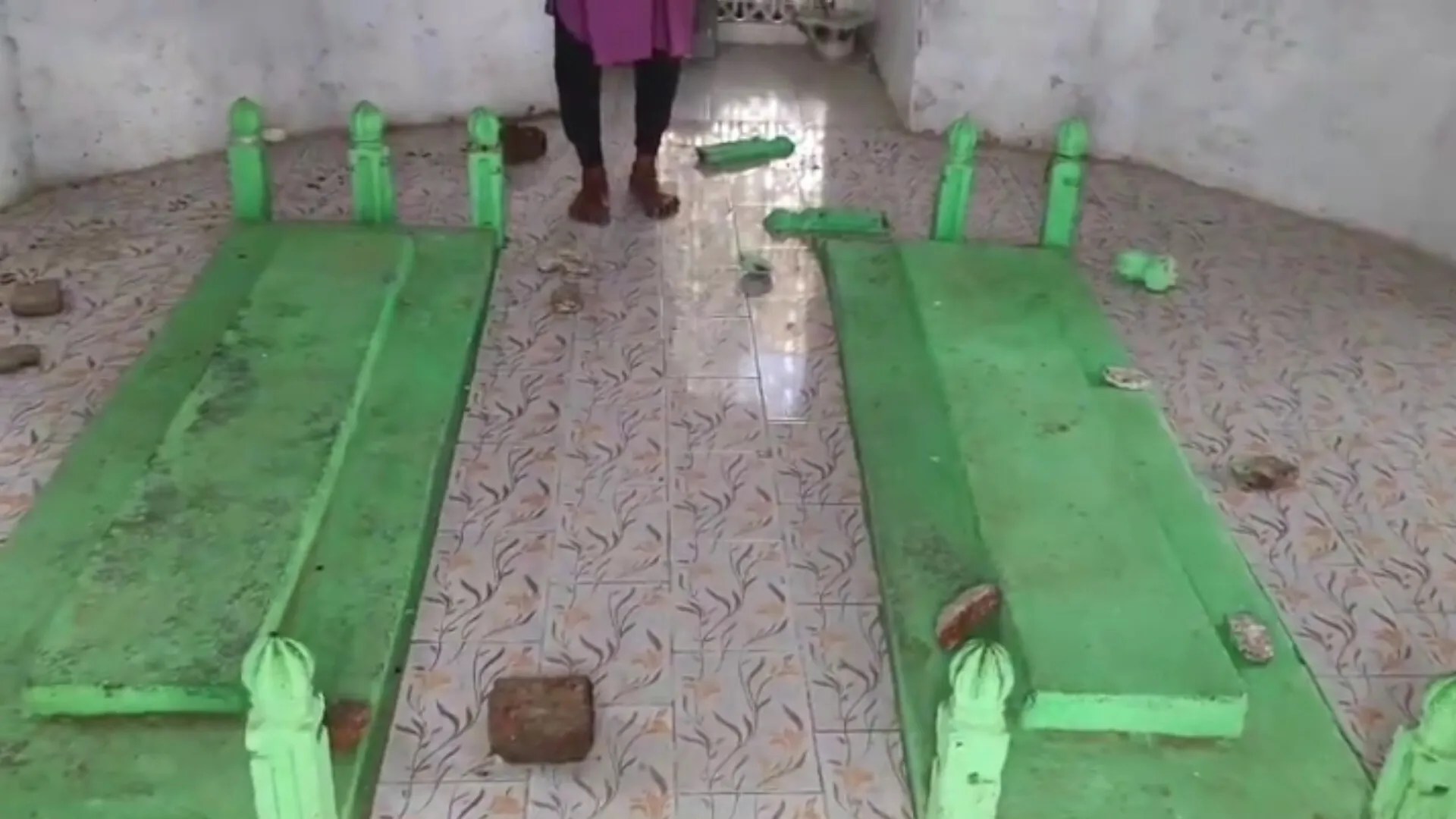 नजफ कर्बला में मजार तोड़ने की घटना, लगाई गई आग, खुलासे के लिए लगाई गई तीन टीमें